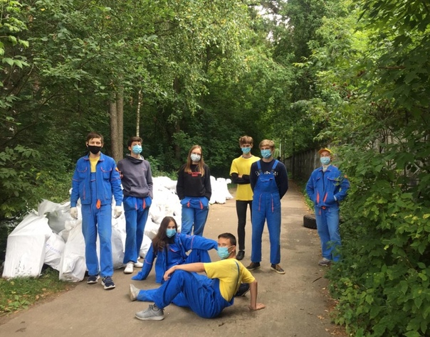 Отряды молодежного экологического лагеря Чистый город собрали за неделю 101 мешок мусора в Балашихе.