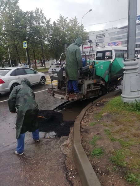 По ходу дождь ждали, ведь в сухую погоду в России нельзя дороги делать