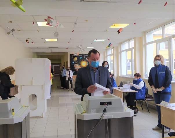 Единый день голосования продолжается в Балашихе Одним из первых на избирательный участок, расположенный в школе 8 в микрорайоне
