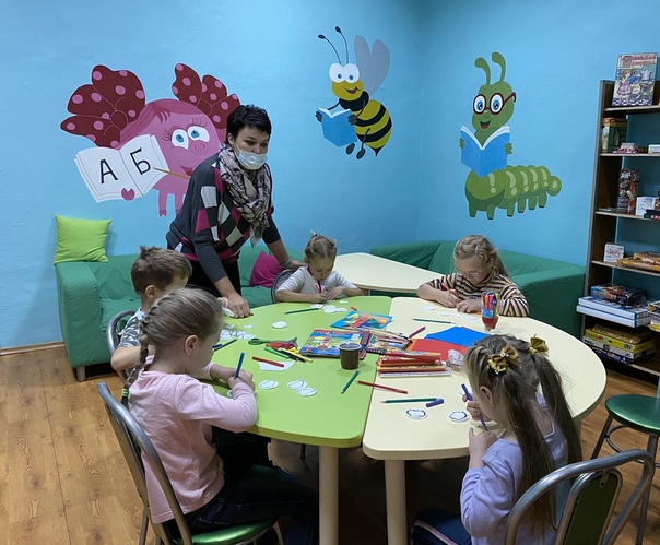 19 сентября в детском секторе городской юношеской библиотеки возобновила свою работу творческая мастерская для самых маленьких.