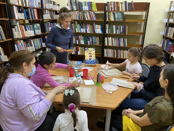 26 сентября в городской юношеской библиотеке прошел мастер-класс по декоративным техникам золочение поталью и объемная живопись.