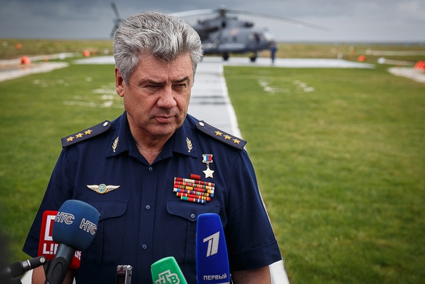 Даже на посту главнокомандующего Воздушно-космическими силами Российской Федерации Виктор Николаевич Бондарев продолжал летать.