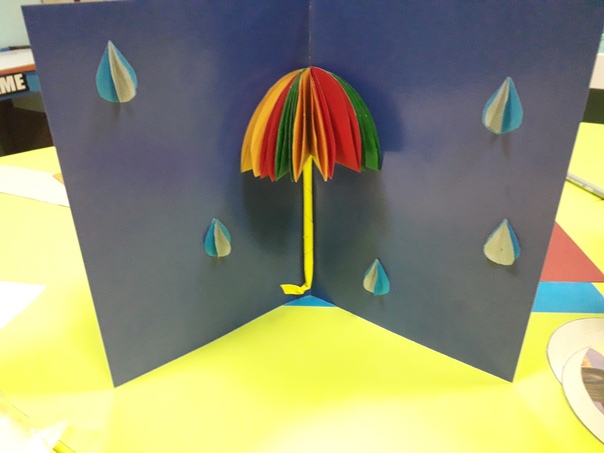 В дождливый осенний день в творческой мастерской малыши сделали радужный зонтик.