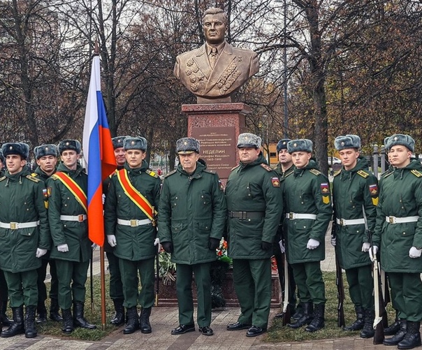 Сегодня в Балашихе открыли новый памятник - первому главнокомандующему ракетными войсками СССР маршалу артиллерии Митрофану Неделину.