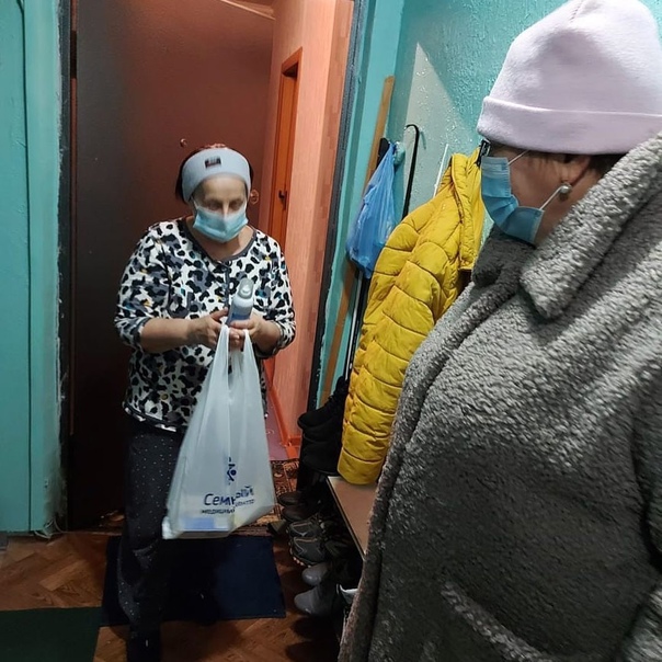Оперативный волонтёрский штаб Единой России продолжает оказывать ежедневную помощь пожилым людям, которые находятся на самоизоляции.