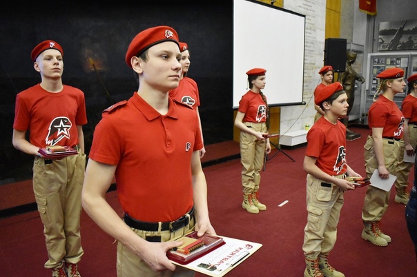 Воспитанники детского дома Непоседы в Балашихе вступили в ряды нового отряда Юной Армии России, созданного в учреждении.