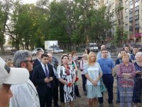 Открытый диалог Накануне вечером жители домов по улице Шоссе Энтузиастов, городские активисты, представители администрации и член