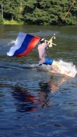 ________________________________________ Российский флаг в Балашихе пронесли над водой спортсмены-вейкбордисты В Балашихе состоялась