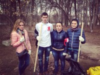 Активисты Партии ЕдинаяРоссия и Молодгвардейцы совместно работают и наводят чистоту в городе Балашиха Подмосковье ЕР Субботник