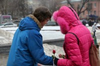 Акция Цветы любимым в Балашихе 8 марта в Балашихе активисты Местного отделения Молодой Гвардии Единой России дарили женщинам цветы