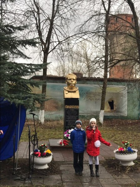 Торжественный митинг в День космонавтики В микрорайоне Гагарина города Балашиха сегодня прошел торжественный митинг, на котором Единая Россия Балашиха