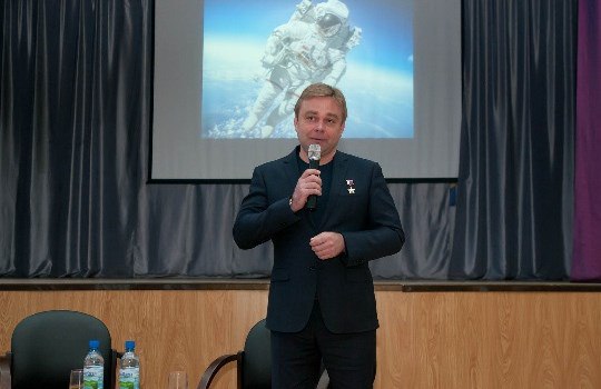 Максим Сураев встретился с учениками балашихинской школы 30 По всей России 12 апреля широко отметили День космонавтики.