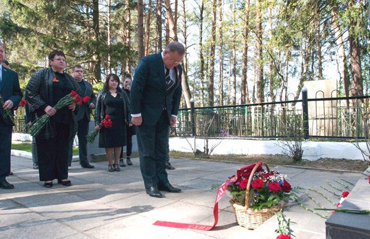 Евгений Жирков возложил цветы к могилам павших воинов 5 мая глава городского округа Евгений Жирков возложил в Балашиха цветы к мемориалам