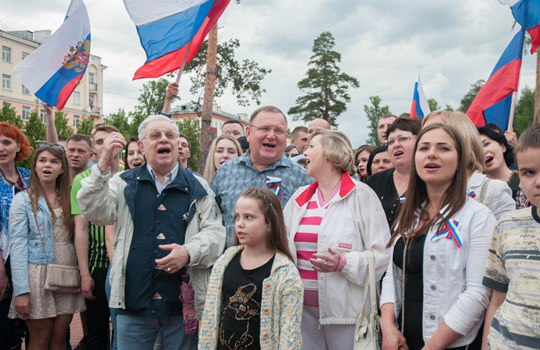 Балашиха хором спела С чего начинается Родина 12 июня в Балашиха в рамках празднования Дня России на площади у Ледового дворца Арена