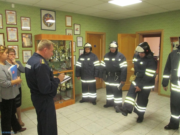 15 октября начальник Балашихинского управления Александр Квашнев провел смотр боевой одежды пожарного у руководящего состава управления.