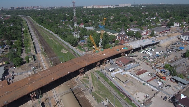 Салтыковский путепровод является элементом транспортной развязки на пересечении Разинского шоссе с двумя главными железнодорожными