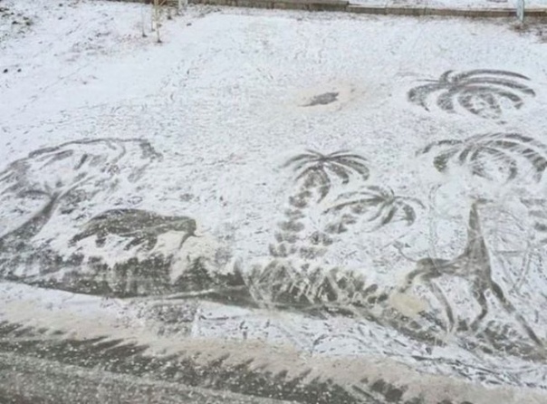 Настоящая сказка! Местный дворник по имени Семен Викторович утром, когда убирает снег с парковки многоэтажного дома рисует на снегу