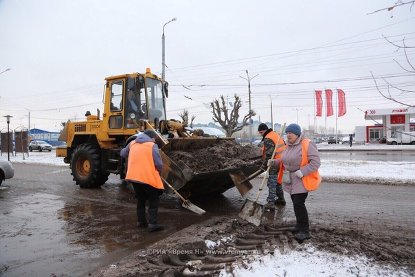 100 единиц дорожной техники занимаются уборкой снега с дорог в Балашихе.