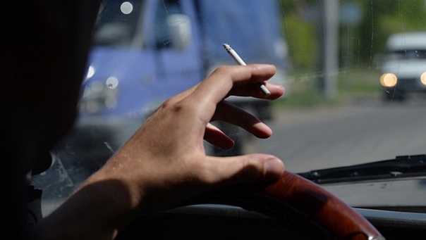 В России хотят запретить водителям курить во время вождения автомобиля.