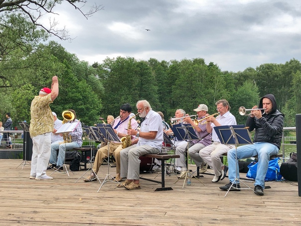 12 июня оркестр Звезды Ретро выступил со своей концертной программой, посвященной Дню России в парке Пехорка !