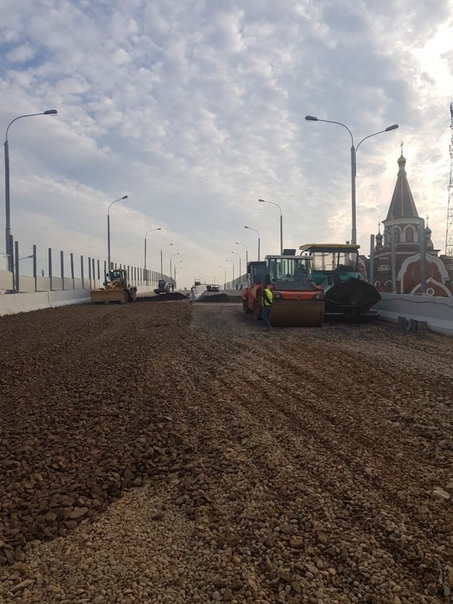 В Балашихе приступили к укладке асфальта на проезжей части строящегося путепровода через ж д пути Горьковского направления.