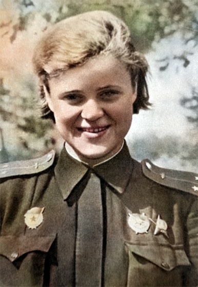 Всего за время Великой Отечественной войны звания Героя Советского Союза удостоено было 96 женщин, в основном лётчиц.