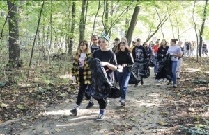 70 студентов из Балашихи приводили в порядок Павлинский лесопарк Активисты убирали сухостой и мусор в рамках акции Экодежурный по