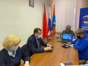Член фракции Единая Россия , депутат Мособлдумы Тарас Ефимов в режиме ВКС провел заседание с волонтерским штабом местного отделения