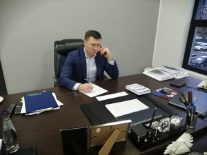 На обращения горожан в дистанционном формате ответил член фракции Единая Россия в Совете депутатов Александр Бахтин.