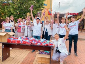 В Балашихе в рамках акция Прикоснись к России можно было продемонстрировать свои вокальные данные и получить подарок от волонтёров.