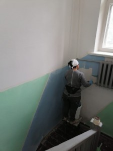 Завершаются работы по косметическому ремонту в доме по ул. Институтская