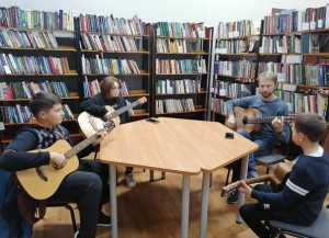 Сегодня в городской юношеской библиотеке прошли первые занятия по обучению на гитаре.