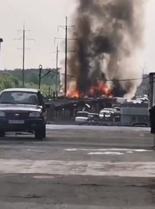 Сильный пожар в Балашихе - Четыре гаража и пристройка горят на Объездном шоссе