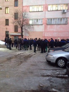 Это сотрудники БЛМЗ Балашиха, и, если верить id3614287 Наталье Демченко , они не получали зарплату уже целых три месяца - с ноября.