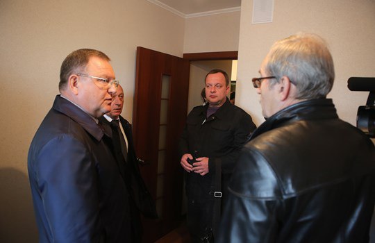 Евгений Жирков осмотрел квартиры для детей-сирот 12 мая глава городского округа Евгений Жирков проверил состояние квартир, которые