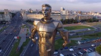 Памятник Юрию Гагарину на Ленинском проспекте в Москве стал первым в мире монументальным сооружением из литого титана.