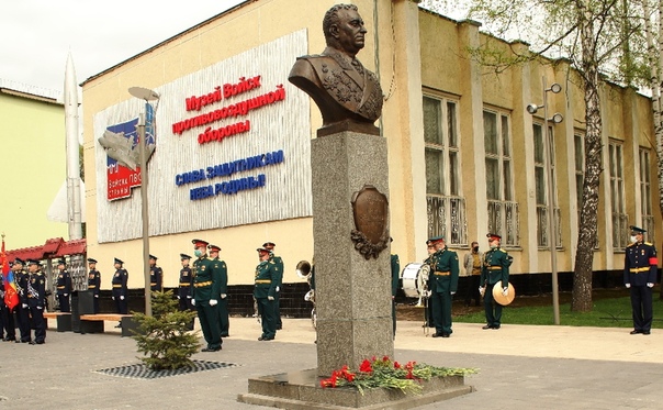 Памятник маршалу П.Ф. Батицкому в микрорайоне Заря
