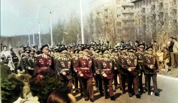 Парад ветеранов в микрорайоне Заря. 80-е годы