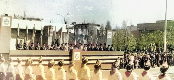 Празднование 9 Мая у Гарнизонного Дома офицеров в Заре. 1986 год