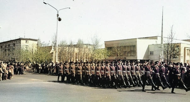 Военный парад в честь Дня Победы в поселке Заря. 1986 год
