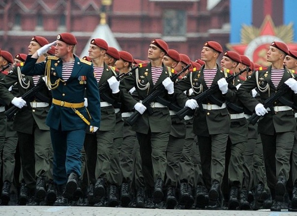 Бойцы дивизии имени Дзержинского во время парада на Красной площади.