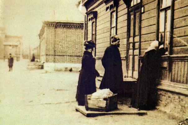 Софья Толстая у окна дома начальника станции Астапово И. М. Озолина, где лежит умирающий Лев Толстой, 1910 год.
