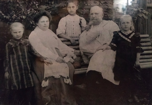 Начальник станции Обираловка И.Н.Цветков  с семьей.