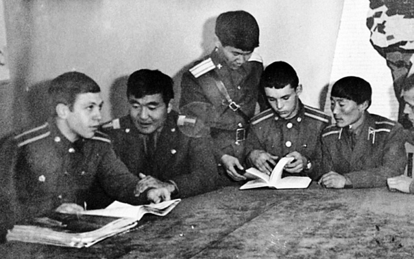 1971г. С монгольскими курсантами в Ленинский комнате 2-й учебной роты.