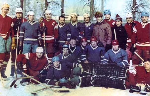 8 Марта 1970 года. В синей форме – команда Рубин, в красной форме – Машиностроитель.