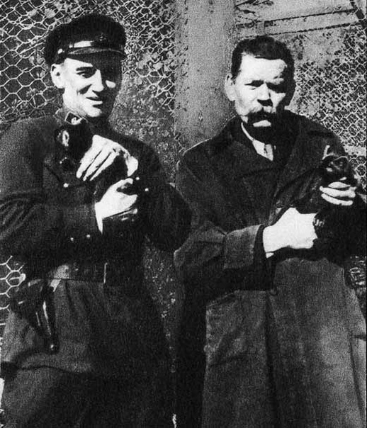 Глеб Бокий и Максим Горький в зверопитомнике во время посещения Соловецкого лагеря